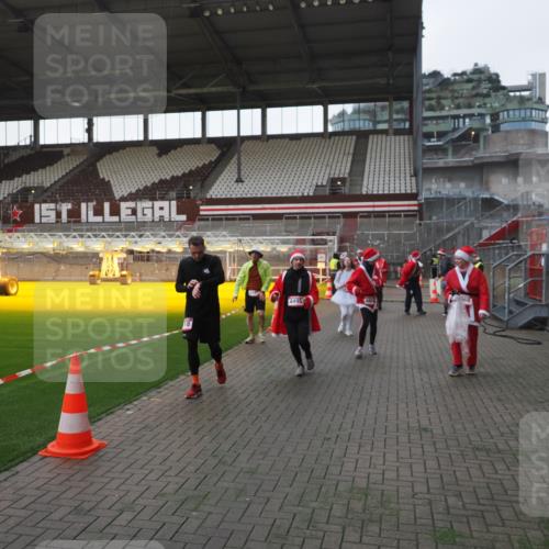 07.12.2025 - St. Pauli X-Mass-Run No. 15 Fabian Wolf http://msf.ph/oto/9395674 07.12.2025 10:31:55 Ziel 750, 752, 2352, 2418, 3267, 3716, 3806, 3808, 3969, 4467, 4484, 4495, 4504, 4518, 4519, 4520 meine-sportfotos.de
