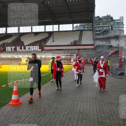 07.12.2025 - St. Pauli X-Mass-Run No. 15 Fabian Wolf http://msf.ph/oto/9395678 07.12.2025 10:31:56 Ziel 750, 752, 2352, 2418, 3267, 3716, 3806, 3808, 3969, 4467, 4484, 4495, 4504, 4518, 4519, 4520 meine-sportfotos.de