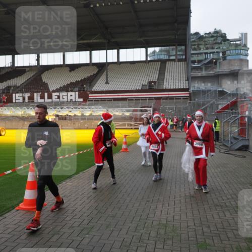 07.12.2025 - St. Pauli X-Mass-Run No. 15 Fabian Wolf http://msf.ph/oto/9395681 07.12.2025 10:31:57 Ziel 750, 752, 2352, 2418, 3267, 3716, 3806, 3808, 3969, 4467, 4484, 4495, 4504, 4518, 4519, 4520 meine-sportfotos.de