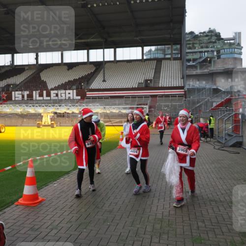07.12.2025 - St. Pauli X-Mass-Run No. 15 Fabian Wolf http://msf.ph/oto/9395685 07.12.2025 10:31:58 Ziel 750, 752, 2352, 2418, 3267, 3716, 3806, 3808, 3969, 4467, 4484, 4495, 4504, 4519, 4520 meine-sportfotos.de