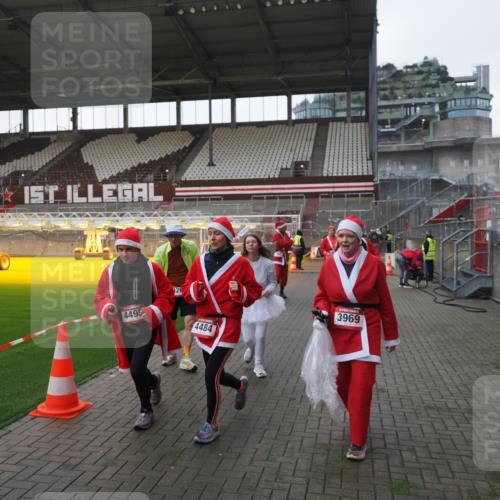 07.12.2025 - St. Pauli X-Mass-Run No. 15 Fabian Wolf http://msf.ph/oto/9395688 07.12.2025 10:31:58 Ziel 750, 752, 2352, 2418, 3267, 3716, 3806, 3808, 3969, 4467, 4484, 4495, 4504, 4519, 4520 meine-sportfotos.de