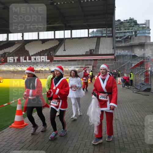 07.12.2025 - St. Pauli X-Mass-Run No. 15 Fabian Wolf http://msf.ph/oto/9395689 07.12.2025 10:31:59 Ziel 750, 752, 2342, 2343, 2345, 2352, 2418, 3267, 3716, 3806, 3808, 3969, 4467, 4484, 4495, 4504, 4519, 4520 meine-sportfotos.de