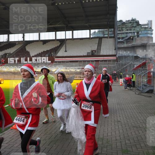 07.12.2025 - St. Pauli X-Mass-Run No. 15 Fabian Wolf http://msf.ph/oto/9395692 07.12.2025 10:31:59 Ziel 750, 752, 2342, 2343, 2345, 2352, 2418, 3267, 3716, 3806, 3808, 3969, 4467, 4484, 4495, 4504, 4519, 4520 meine-sportfotos.de