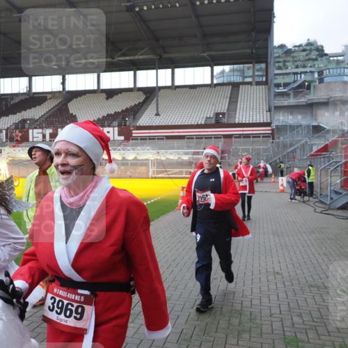 07.12.2025 - St. Pauli X-Mass-Run No. 15 Fabian Wolf http://msf.ph/oto/9395693 07.12.2025 10:32:00 Ziel 750, 752, 2342, 2343, 2345, 2352, 2418, 3267, 3716, 3806, 3808, 3969, 4467, 4484, 4495, 4504 meine-sportfotos.de