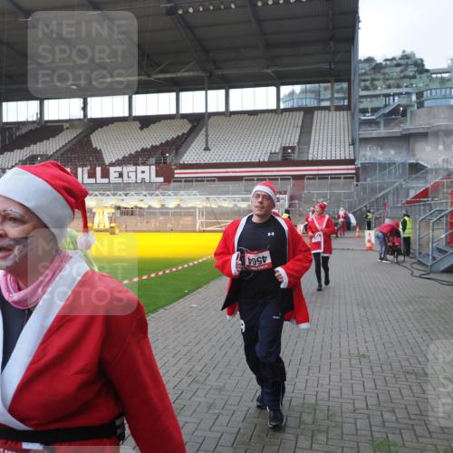 07.12.2025 - St. Pauli X-Mass-Run No. 15 Fabian Wolf http://msf.ph/oto/9395694 07.12.2025 10:32:00 Ziel 750, 752, 2342, 2343, 2345, 2352, 2418, 3267, 3716, 3806, 3808, 3969, 4467, 4484, 4495, 4504 meine-sportfotos.de