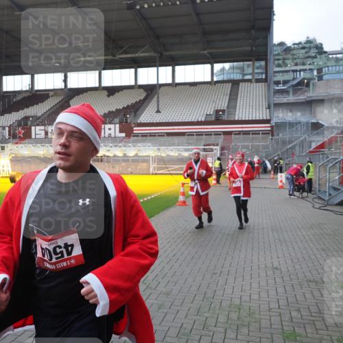 07.12.2025 - St. Pauli X-Mass-Run No. 15 Fabian Wolf http://msf.ph/oto/9395698 07.12.2025 10:32:01 Ziel 750, 752, 2342, 2343, 2345, 2352, 2418, 3267, 3716, 3806, 3808, 3969, 4467, 4484, 4495, 4504 meine-sportfotos.de