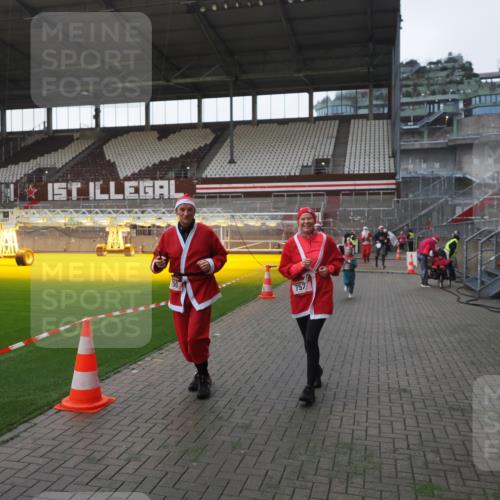 07.12.2025 - St. Pauli X-Mass-Run No. 15 Fabian Wolf http://msf.ph/oto/9395702 07.12.2025 10:32:03 Ziel 750, 752, 2342, 2343, 2345, 2418, 3267, 3716, 3806, 3808, 3969, 4274, 4275, 4467, 4484, 4495, 4504 meine-sportfotos.de