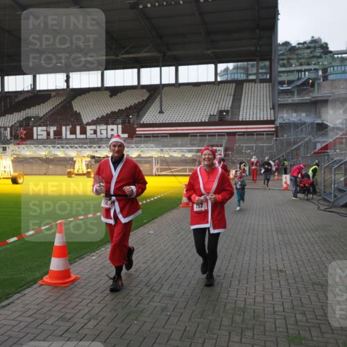07.12.2025 - St. Pauli X-Mass-Run No. 15 Fabian Wolf http://msf.ph/oto/9395703 07.12.2025 10:32:03 Ziel 750, 752, 2342, 2343, 2345, 2418, 3267, 3716, 3806, 3808, 3969, 4274, 4275, 4467, 4484, 4495, 4504 meine-sportfotos.de