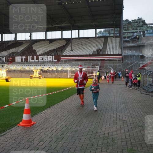 07.12.2025 - St. Pauli X-Mass-Run No. 15 Fabian Wolf http://msf.ph/oto/9395705 07.12.2025 10:32:05 Ziel 750, 752, 2342, 2343, 2345, 2418, 3267, 3716, 3806, 3808, 4274, 4275, 4484, 4495, 4504 meine-sportfotos.de