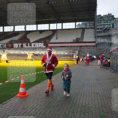07.12.2025 - St. Pauli X-Mass-Run No. 15 Fabian Wolf http://msf.ph/oto/9395709 07.12.2025 10:32:06 Ziel 750, 752, 2342, 2343, 2345, 3267, 3716, 3806, 3808, 4274, 4275, 4484, 4495, 4504 meine-sportfotos.de