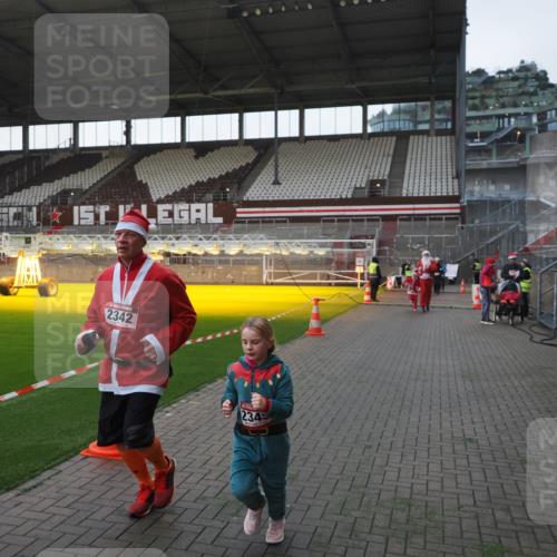 07.12.2025 - St. Pauli X-Mass-Run No. 15 Fabian Wolf http://msf.ph/oto/9395712 07.12.2025 10:32:06 Ziel 750, 752, 2342, 2343, 2345, 3267, 3716, 3806, 3808, 4274, 4275, 4484, 4495, 4504 meine-sportfotos.de