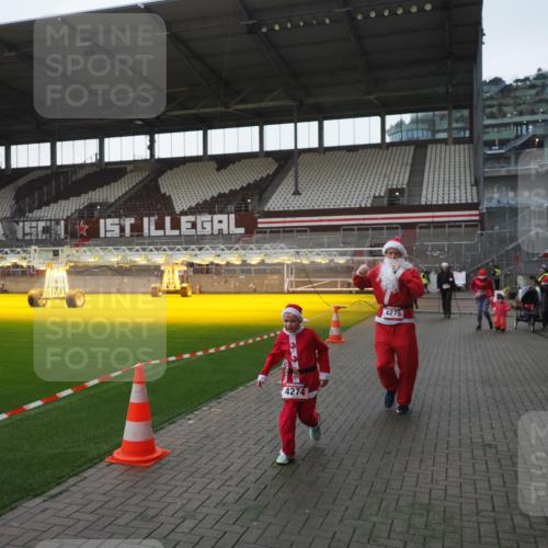 07.12.2025 - St. Pauli X-Mass-Run No. 15 Fabian Wolf http://msf.ph/oto/9395720 07.12.2025 10:32:12 Ziel 1942, 1944, 2342, 2343, 2345, 4039, 4274, 4275 meine-sportfotos.de