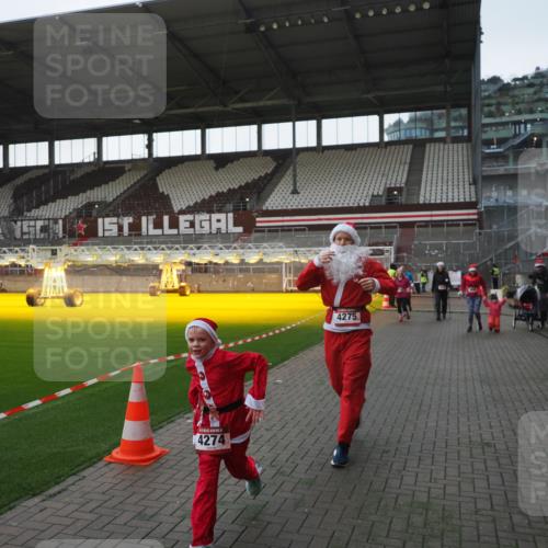 07.12.2025 - St. Pauli X-Mass-Run No. 15 Fabian Wolf http://msf.ph/oto/9395723 07.12.2025 10:32:12 Ziel 1942, 1944, 2342, 2343, 2345, 4039, 4274, 4275 meine-sportfotos.de