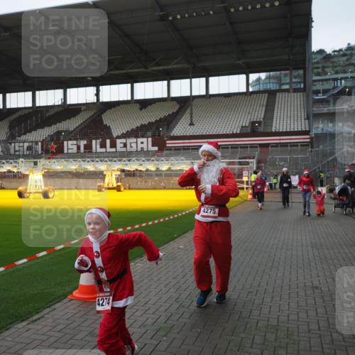07.12.2025 - St. Pauli X-Mass-Run No. 15 Fabian Wolf http://msf.ph/oto/9395724 07.12.2025 10:32:12 Ziel 1942, 1944, 2342, 2343, 2345, 4039, 4274, 4275 meine-sportfotos.de