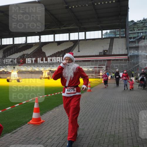 07.12.2025 - St. Pauli X-Mass-Run No. 15 Fabian Wolf http://msf.ph/oto/9395726 07.12.2025 10:32:13 Ziel 1942, 1944, 2342, 2343, 2345, 4039, 4274, 4275 meine-sportfotos.de