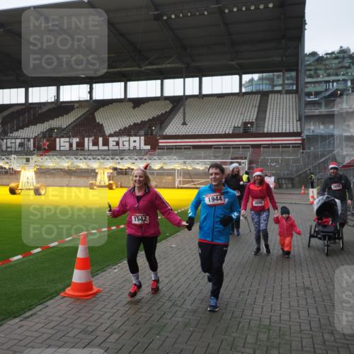 07.12.2025 - St. Pauli X-Mass-Run No. 15 Fabian Wolf http://msf.ph/oto/9395731 07.12.2025 10:32:17 Ziel 1942, 1944, 2342, 2343, 2345, 4039, 4274, 4275 meine-sportfotos.de