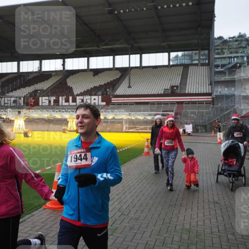 07.12.2025 - St. Pauli X-Mass-Run No. 15 Fabian Wolf http://msf.ph/oto/9395735 07.12.2025 10:32:18 Ziel 1942, 1944, 2342, 2343, 2345, 4039, 4274, 4275 meine-sportfotos.de