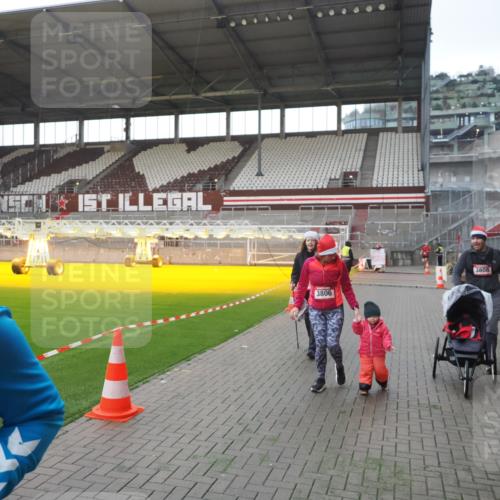 07.12.2025 - St. Pauli X-Mass-Run No. 15 Fabian Wolf http://msf.ph/oto/9395737 07.12.2025 10:32:19 Ziel 1942, 1944, 2342, 2343, 2345, 4039, 4274, 4275 meine-sportfotos.de