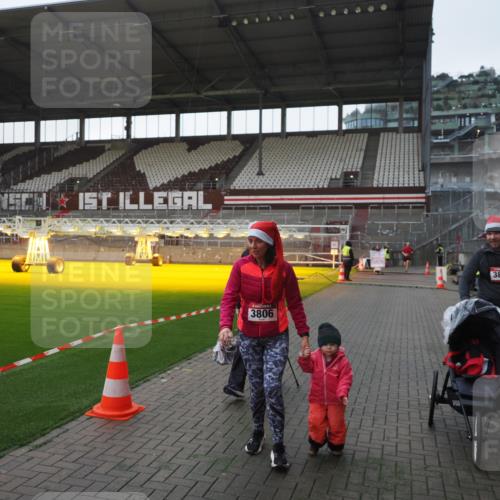 07.12.2025 - St. Pauli X-Mass-Run No. 15 Fabian Wolf http://msf.ph/oto/9395744 07.12.2025 10:32:20 Ziel 651, 1942, 1944, 4039, 4274, 4275 meine-sportfotos.de
