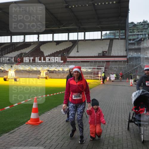 07.12.2025 - St. Pauli X-Mass-Run No. 15 Fabian Wolf http://msf.ph/oto/9395745 07.12.2025 10:32:20 Ziel 651, 1942, 1944, 4039, 4274, 4275 meine-sportfotos.de