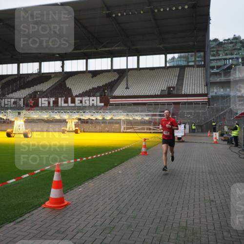 07.12.2025 - St. Pauli X-Mass-Run No. 15 Fabian Wolf http://msf.ph/oto/9395754 07.12.2025 10:32:26 Ziel 456, 651, 1942, 1944, 4039 meine-sportfotos.de