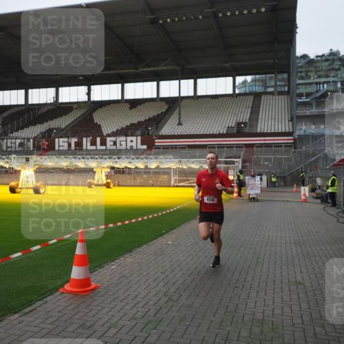 07.12.2025 - St. Pauli X-Mass-Run No. 15 Fabian Wolf http://msf.ph/oto/9395757 07.12.2025 10:32:26 Ziel 456, 651, 1942, 1944, 4039 meine-sportfotos.de