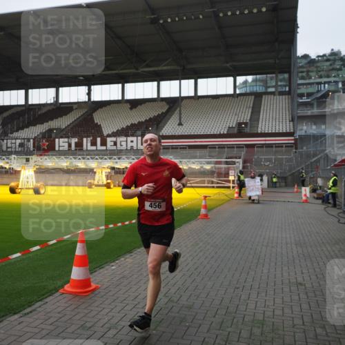 07.12.2025 - St. Pauli X-Mass-Run No. 15 Fabian Wolf http://msf.ph/oto/9395760 07.12.2025 10:32:27 Ziel 456, 651, 1942, 1944, 4039 meine-sportfotos.de