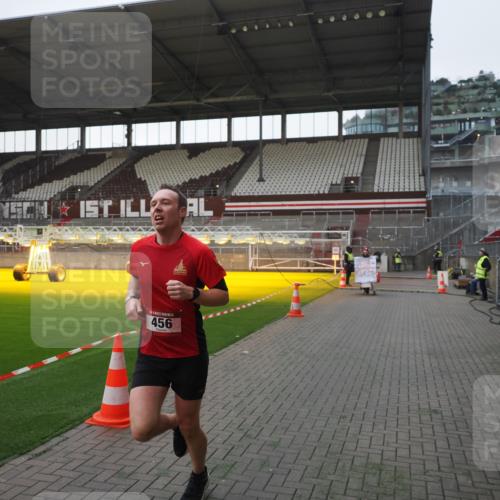 07.12.2025 - St. Pauli X-Mass-Run No. 15 Fabian Wolf http://msf.ph/oto/9395761 07.12.2025 10:32:27 Ziel 456, 651, 1942, 1944, 4039 meine-sportfotos.de