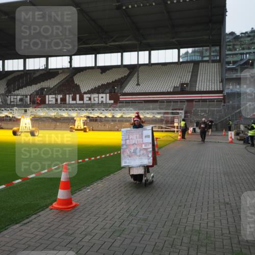 07.12.2025 - St. Pauli X-Mass-Run No. 15 Fabian Wolf http://msf.ph/oto/9395769 07.12.2025 10:32:36 Ziel 456, 651, 4758 meine-sportfotos.de
