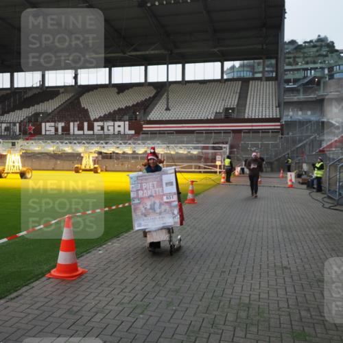 07.12.2025 - St. Pauli X-Mass-Run No. 15 Fabian Wolf http://msf.ph/oto/9395771 07.12.2025 10:32:38 Ziel 456, 651, 4758 meine-sportfotos.de