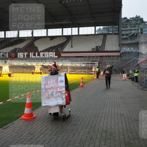 07.12.2025 - St. Pauli X-Mass-Run No. 15 Fabian Wolf http://msf.ph/oto/9395774 07.12.2025 10:32:39 Ziel 456, 651, 4758 meine-sportfotos.de