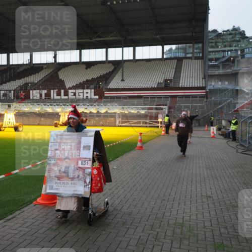 07.12.2025 - St. Pauli X-Mass-Run No. 15 Fabian Wolf http://msf.ph/oto/9395777 07.12.2025 10:32:40 Ziel 456, 651, 4758 meine-sportfotos.de