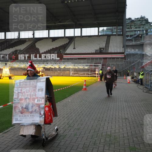 07.12.2025 - St. Pauli X-Mass-Run No. 15 Fabian Wolf http://msf.ph/oto/9395779 07.12.2025 10:32:40 Ziel 456, 651, 4758 meine-sportfotos.de