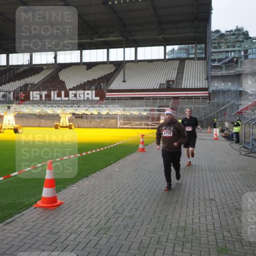 07.12.2025 - St. Pauli X-Mass-Run No. 15 Fabian Wolf http://msf.ph/oto/9395781 07.12.2025 10:32:41 Ziel 456, 4758 meine-sportfotos.de