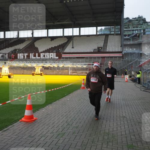 07.12.2025 - St. Pauli X-Mass-Run No. 15 Fabian Wolf http://msf.ph/oto/9395783 07.12.2025 10:32:42 Ziel 456, 4758 meine-sportfotos.de