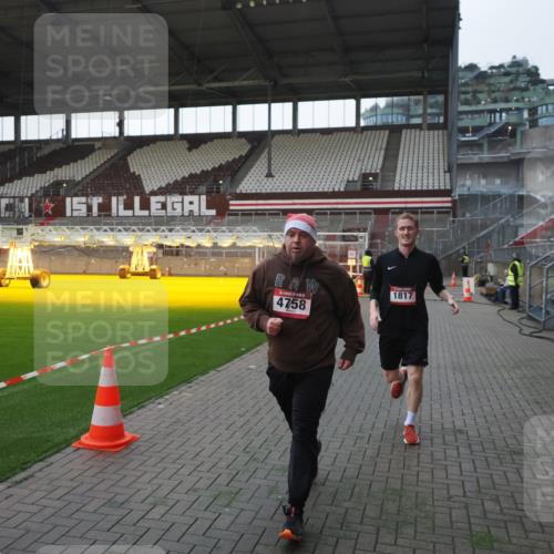 07.12.2025 - St. Pauli X-Mass-Run No. 15 Fabian Wolf http://msf.ph/oto/9395786 07.12.2025 10:32:42 Ziel 456, 4758 meine-sportfotos.de