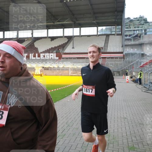 07.12.2025 - St. Pauli X-Mass-Run No. 15 Fabian Wolf http://msf.ph/oto/9395790 07.12.2025 10:32:43 Ziel 4758 meine-sportfotos.de