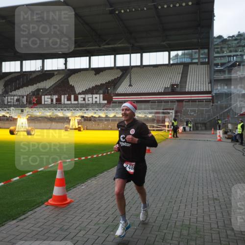 07.12.2025 - St. Pauli X-Mass-Run No. 15 Fabian Wolf http://msf.ph/oto/9395806 07.12.2025 10:32:57 Ziel 2486 meine-sportfotos.de