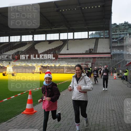 07.12.2025 - St. Pauli X-Mass-Run No. 15 Fabian Wolf http://msf.ph/oto/9395820 07.12.2025 10:33:12 Ziel 83, 1268, 2054, 2486, 3543, 3548, 3901, 3902 meine-sportfotos.de