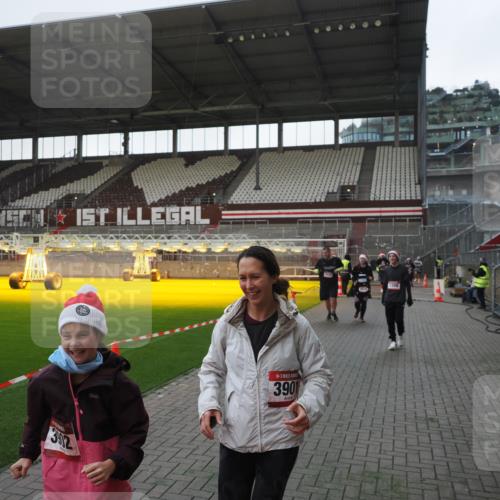 07.12.2025 - St. Pauli X-Mass-Run No. 15 Fabian Wolf http://msf.ph/oto/9395822 07.12.2025 10:33:12 Ziel 83, 1268, 2054, 2486, 3543, 3548, 3901, 3902 meine-sportfotos.de