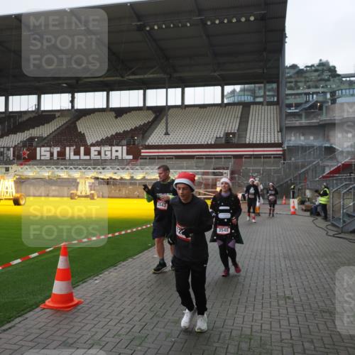 07.12.2025 - St. Pauli X-Mass-Run No. 15 Fabian Wolf http://msf.ph/oto/9395826 07.12.2025 10:33:16 Ziel 83, 498, 1268, 1329, 2054, 3543, 3548, 3791, 3901, 3902 meine-sportfotos.de
