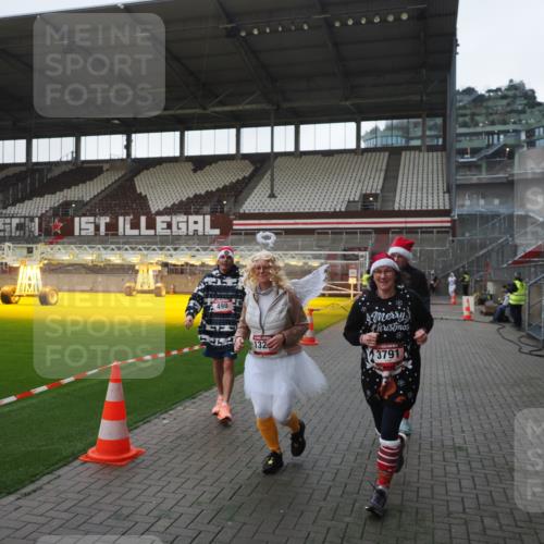 07.12.2025 - St. Pauli X-Mass-Run No. 15 Fabian Wolf http://msf.ph/oto/9395844 07.12.2025 10:33:22 Ziel 83, 498, 1268, 1329, 2054, 3543, 3548, 3791, 3901, 3902 meine-sportfotos.de