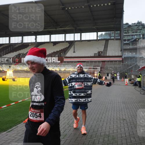 07.12.2025 - St. Pauli X-Mass-Run No. 15 Fabian Wolf http://msf.ph/oto/9395856 07.12.2025 10:33:25 Ziel 83, 498, 828, 1268, 1329, 2054, 3543, 3548, 3791 meine-sportfotos.de