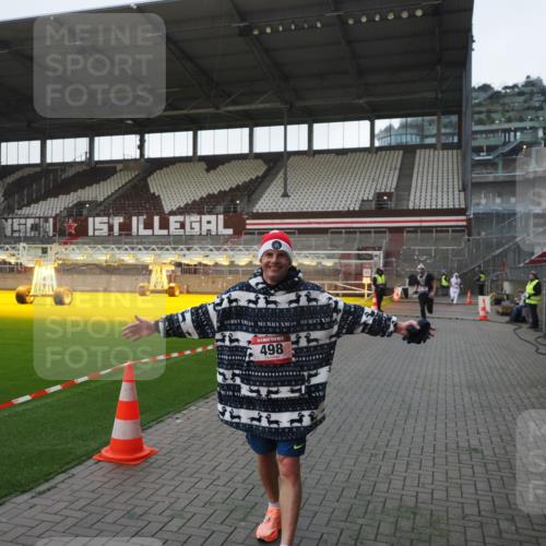 07.12.2025 - St. Pauli X-Mass-Run No. 15 Fabian Wolf http://msf.ph/oto/9395861 07.12.2025 10:33:26 Ziel 498, 828, 1329, 2054, 3791 meine-sportfotos.de
