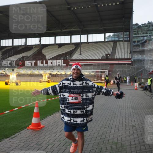 07.12.2025 - St. Pauli X-Mass-Run No. 15 Fabian Wolf http://msf.ph/oto/9395862 07.12.2025 10:33:26 Ziel 498, 828, 1329, 2054, 3791 meine-sportfotos.de