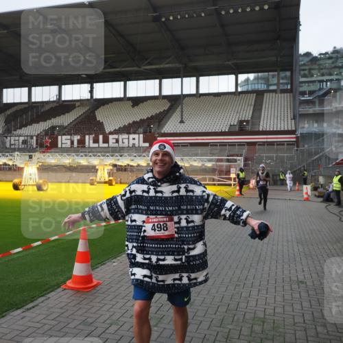 07.12.2025 - St. Pauli X-Mass-Run No. 15 Fabian Wolf http://msf.ph/oto/9395863 07.12.2025 10:33:26 Ziel 498, 828, 1329, 2054, 3791 meine-sportfotos.de