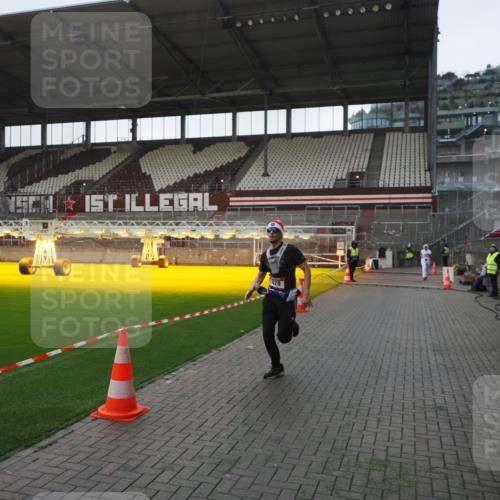 07.12.2025 - St. Pauli X-Mass-Run No. 15 Fabian Wolf http://msf.ph/oto/9395868 07.12.2025 10:33:27 Ziel 498, 828, 1329, 2054, 2065, 3791 meine-sportfotos.de