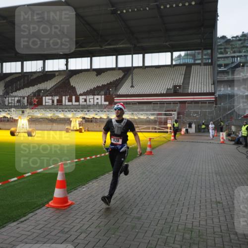 07.12.2025 - St. Pauli X-Mass-Run No. 15 Fabian Wolf http://msf.ph/oto/9395869 07.12.2025 10:33:28 Ziel 498, 828, 1329, 2054, 2065, 3791 meine-sportfotos.de