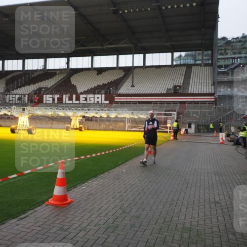 07.12.2025 - St. Pauli X-Mass-Run No. 15 Fabian Wolf http://msf.ph/oto/9395890 07.12.2025 10:33:45 Ziel 828, 2065, 2558 meine-sportfotos.de