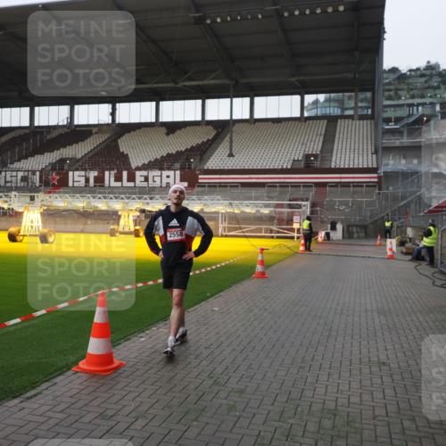 07.12.2025 - St. Pauli X-Mass-Run No. 15 Fabian Wolf http://msf.ph/oto/9395898 07.12.2025 10:33:48 Ziel 2558 meine-sportfotos.de
